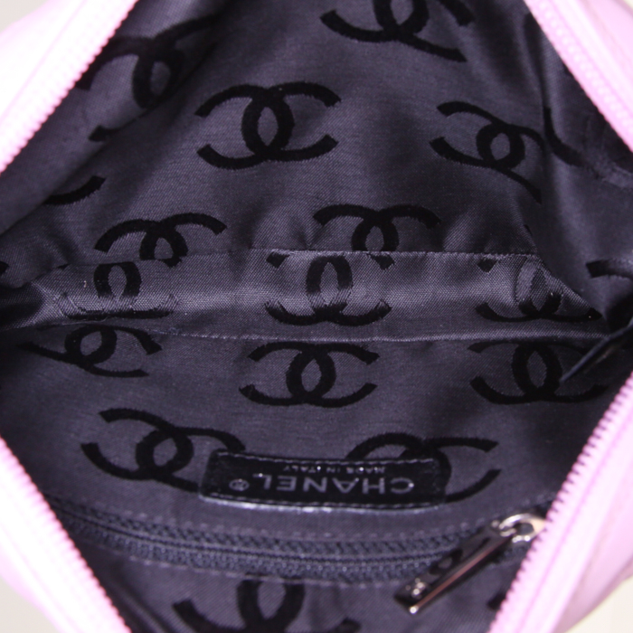 Sac à main Chanel Cambon en cuir matelassé rose et cuir noir - Detail D2