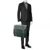 Funda protectora para ropa Louis Vuitton Porte-habits en cuero taiga verde pino y lona verde - Detail D2 thumbnail