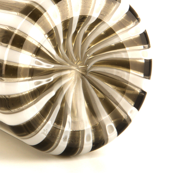 Gio Ponti (1891-1979) & Paolo Venini (1895-1959), Bottle 'Morandiane' - 1982 - Detail D3