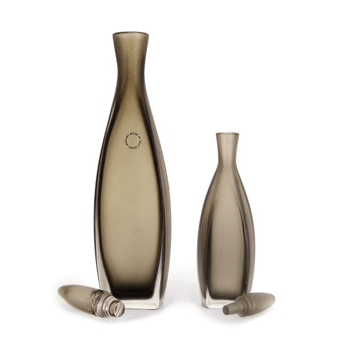 Venini, two flasks, from the "Incisi" series,  in bronze tinted Murano glass, signed and dated, 1988 and 1992 - Detail D1