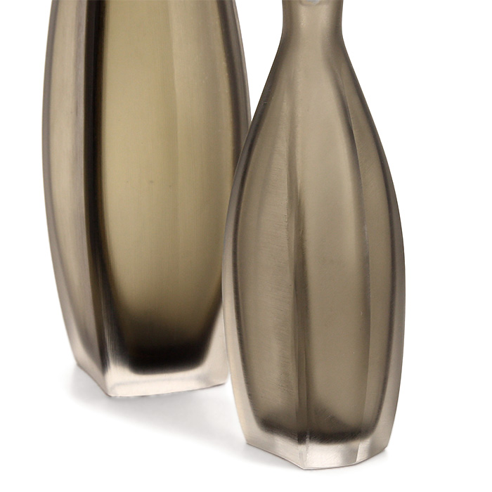 Venini, deux flacons, de la série "Incisi", en verre de Murano teinté bronze, signés et datés, 1988 et 1992 - Detail D3