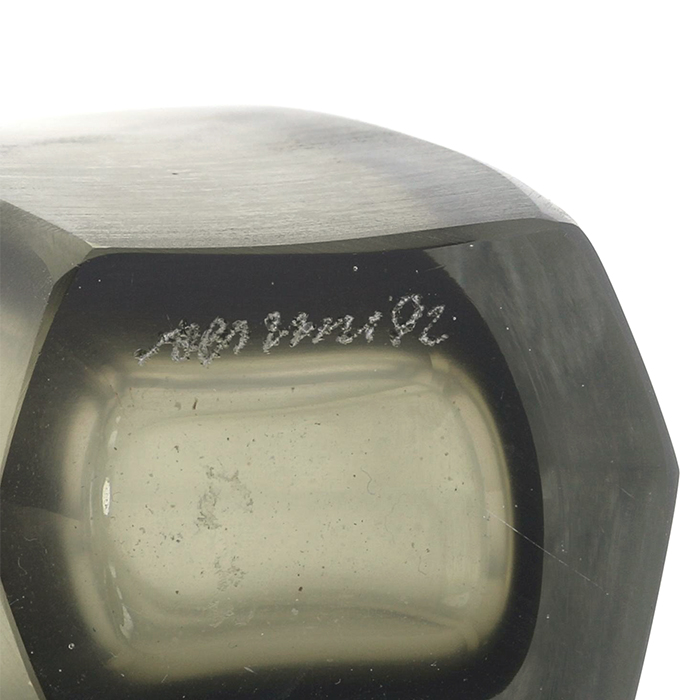 Venini, deux flacons, de la série "Incisi", en verre de Murano teinté bronze, signés et datés, 1988 et 1992 - Detail D4