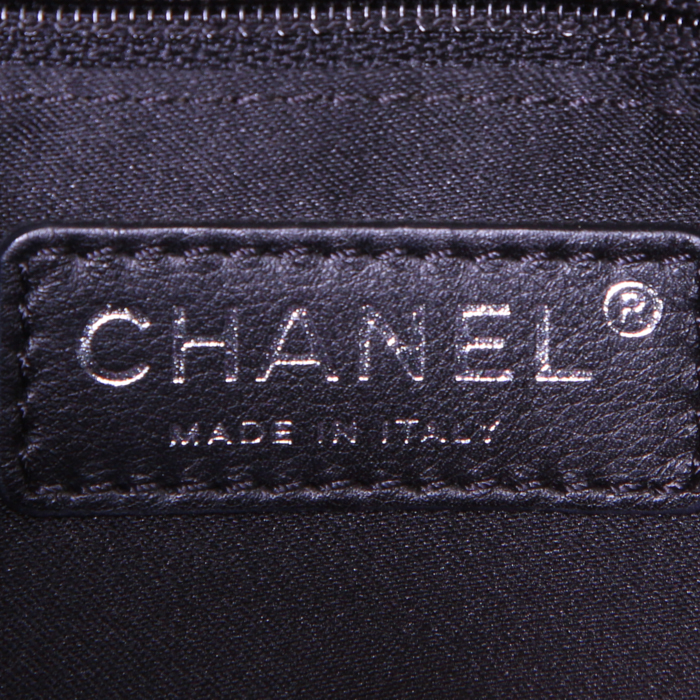 Bolso de mano Chanel Timeless en terciopelo negro y cuero negro - Detail D4
