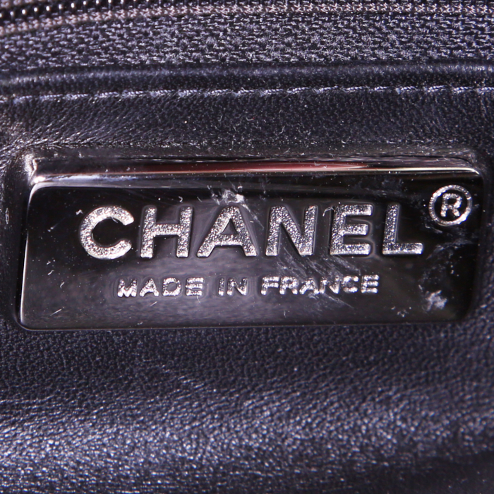 Sac à main Chanel Mademoiselle en cuir matelassé noir - Detail D4