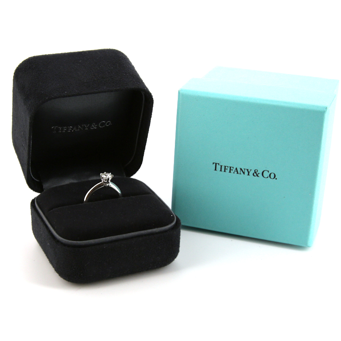 Bague solitaire Tiffany 
Co Setting en platine et diamant de 0.46 carat - Detail D2