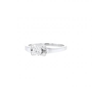 Sortija solitaria Cartier Ballerine en platino y diamantes