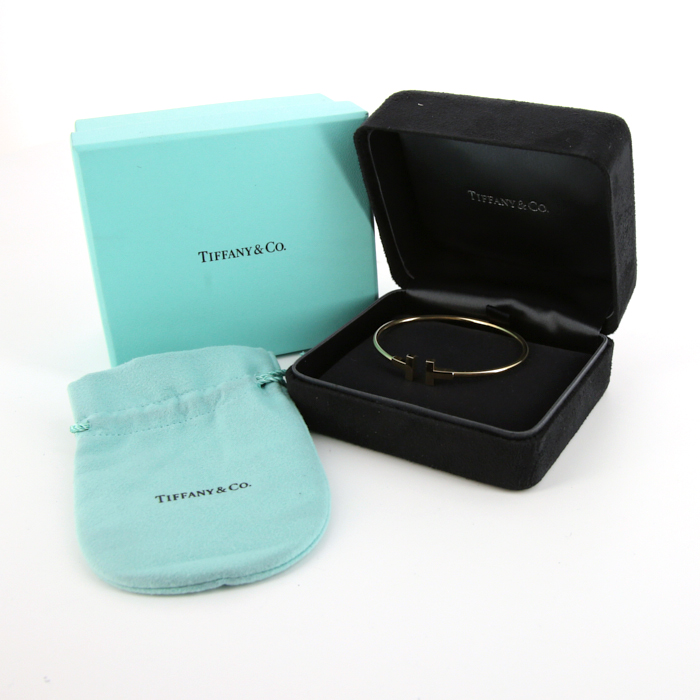 Bracelet jonc ouvert Tiffany 
Co Wire moyen modèle en or jaune Bracelet jonc ouvert Tiffany 
Co Wire moyen modèle en or jaune