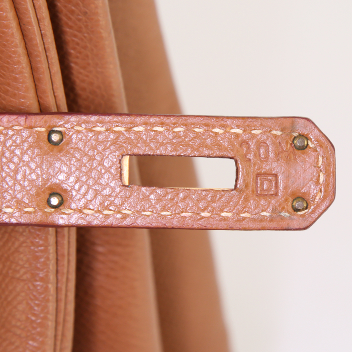 Bolso de mano Hermes Haut à Courroies en cuero epsom color oro - Detail D4