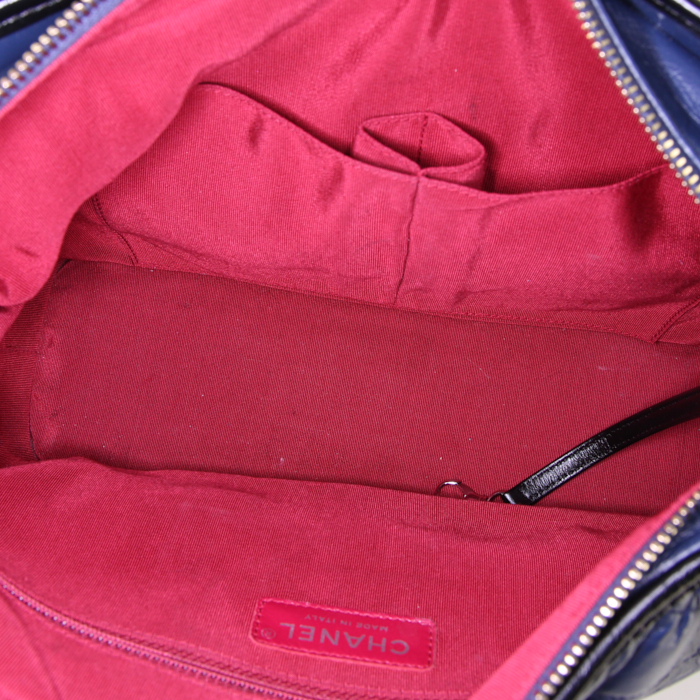 Sac bandoulière Chanel  Gabrielle  moyen modèle  en cuir matelassé bleu et cuir lisse noir - Detail D3