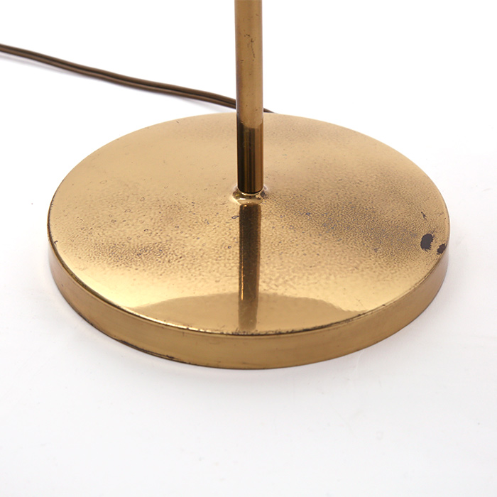 Ignazio Gardella, lampe "Arenzano", grand modèle, en laiton et verre opalin satiné, édition Azucena, modèle créé en 1956