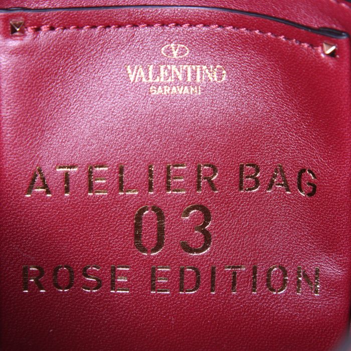 Sac bandoulière Valentino Garavani Rose Edition en cuir bordeaux - Detail D3