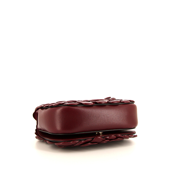Sac bandoulière Valentino Garavani Rose Edition en cuir bordeaux - Detail D4