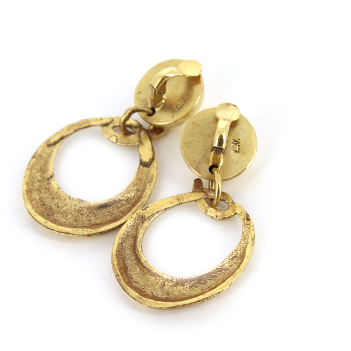 Line Vautrin, paire de pendants d'oreilles à clip "O comme oreille", en bronze doré, monogrammés - Detail D1