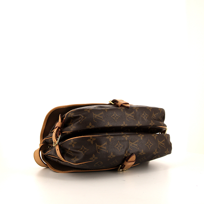 Sac bandoulière Louis Vuitton Saumur petit modèle en toile monogram enduite marron et cuir naturel - Detail D4