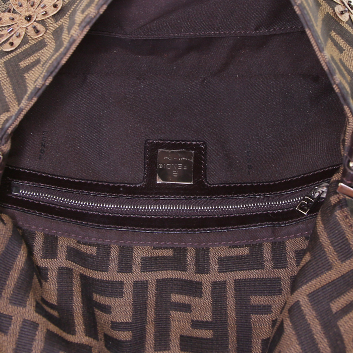 Bolso de mano Fendi Baguette en lona Monogram marrón y piel de pitón beige - Detail D2