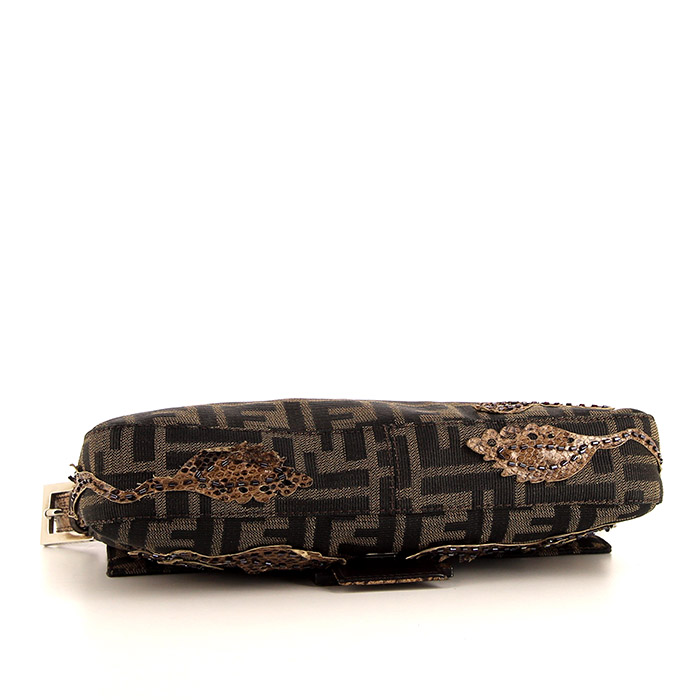 Bolso de mano Fendi Baguette en lona Monogram marrón y piel de pitón beige - Detail D4