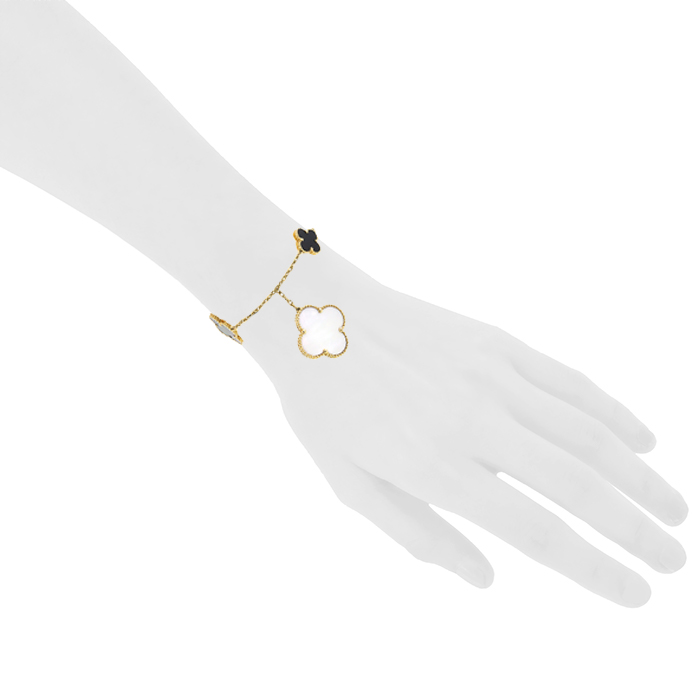 Van Cleef & Arpels Magic Alhambra bracelet in yellow gold,  mother of pearl and onyx - Detail D1
