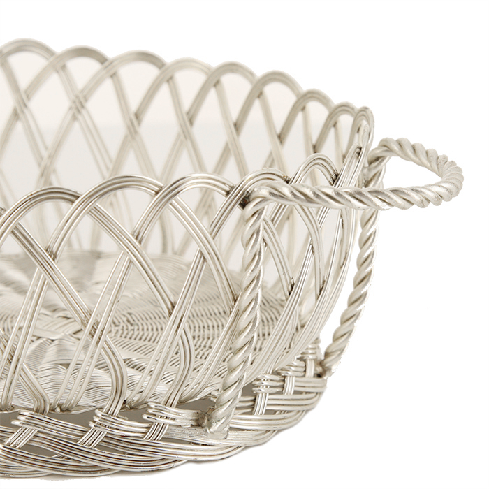 Christian Dior, table set including a pitcher and a basket in silvered metal imitating the work of basketry, signed, from the 1980's - Detail D2