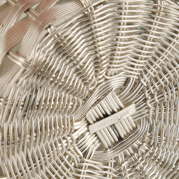 Christian Dior, table set including a pitcher and a basket in silvered metal imitating the work of basketry, signed, from the 1980's - Detail D4