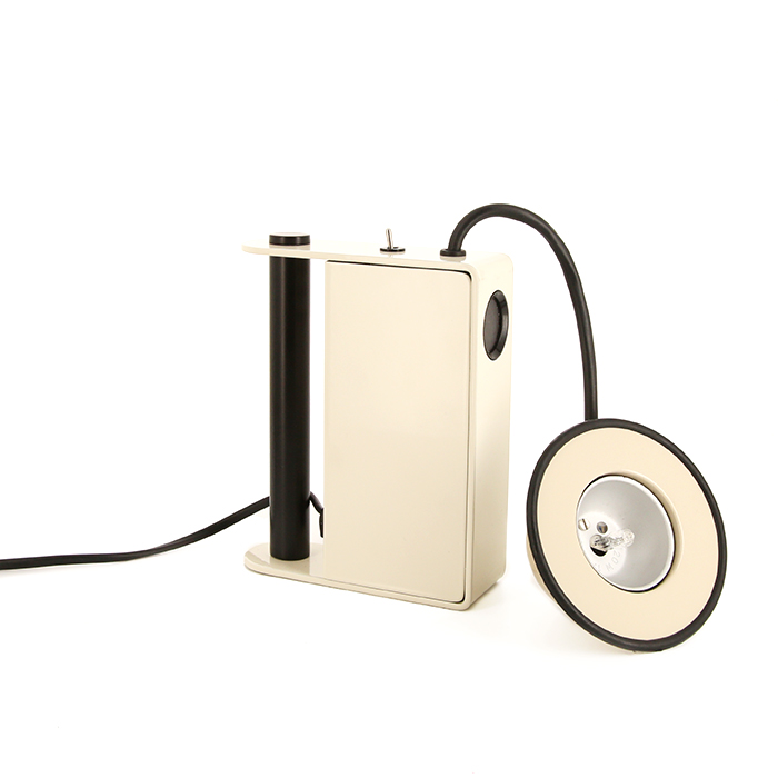 Gae Aulenti
Piero Castiglioni, "Minibox" bedside lamp, in cream lacquered metal, Stilnovo edition, stamped, designed in 1979, edition of the 1980's - Detail D1