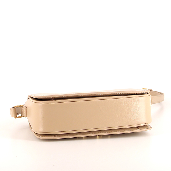 Bolso bandolera Celine Triomphe Teen en cuero beige - Detail D4