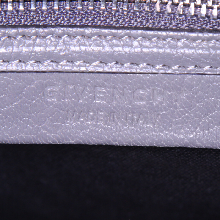 Givenchy Antigona small model handbag in grey grained leather - Detail D4