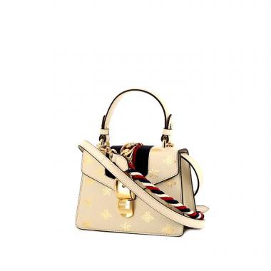 Gucci Sylvie shoulder bag in cream color grained leather