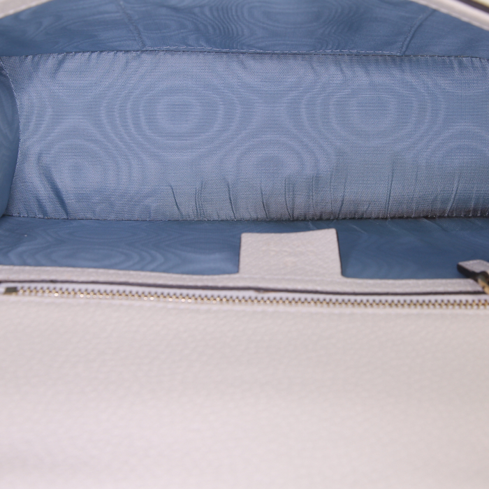 Bolso bandolera Gucci Sylvie en cuero granulado color crema - Detail D3