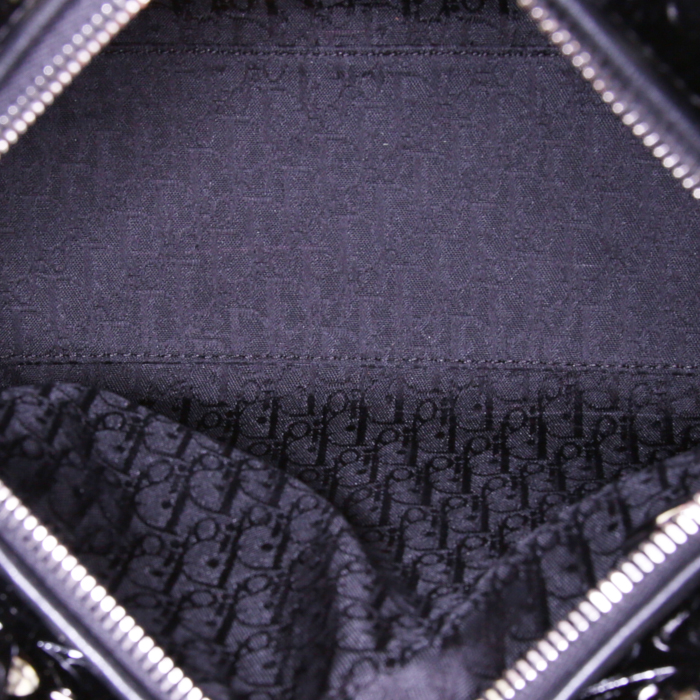 Bolso de mano Dior Lady Dior modelo mediano en charol negro - Detail D3
