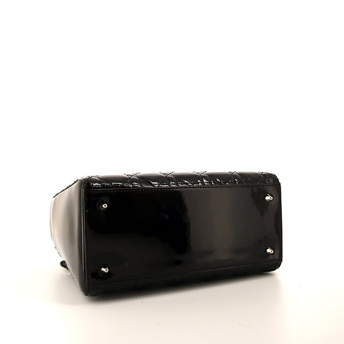 Bolso de mano Dior Lady Dior modelo mediano en charol negro - Detail D5