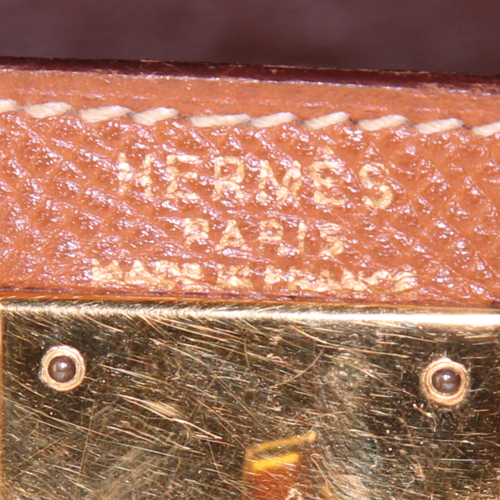 Sac à main Hermes Kelly 28 cm en cuir Courchevel gold - Detail D4