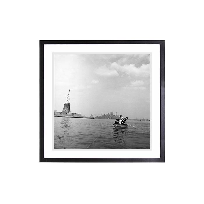 Milton H. Greene, photographie "Statue of Liberty Fashion, 1959", tirage sur papier photo baryta Hahnemüle, numérotée, certificat d'authenticité, encadrée - 00pp