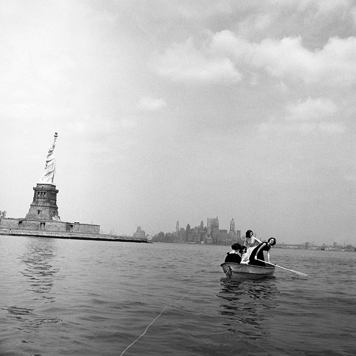 Milton H. Greene, photographie "Statue of Liberty Fashion, 1959", tirage sur papier photo baryta Hahnemüle, numérotée, certificat d'authenticité, encadrée - Detail D1