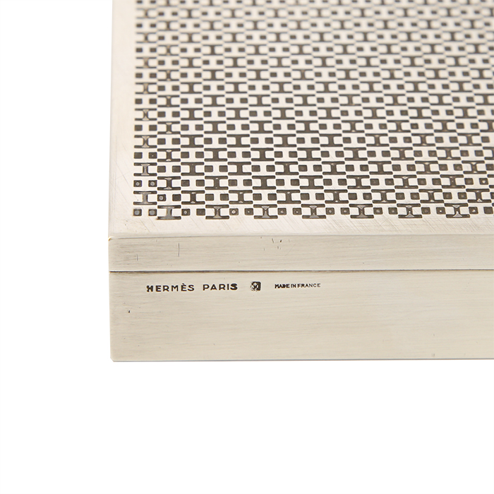 Hermès, box in guilloched silvered metal by Ravinet Denfert, with enameled “H” decors, signed, from the 1980’s - Detail D3