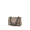 Bolso bandolera Chanel 2.55 en cuero acolchado gris plateado - 00pp thumbnail