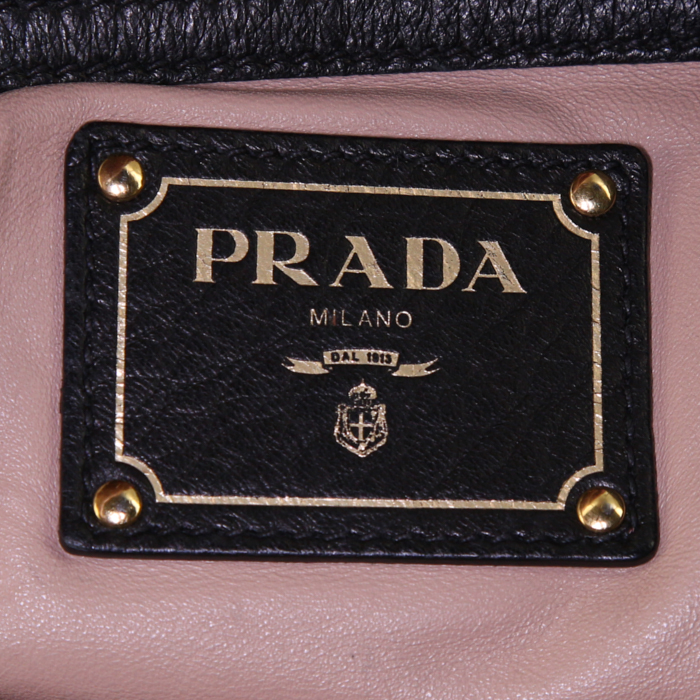 Bolso de mano Prada en cuero granulado negro - Detail D3