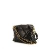 Bolso bandolera Chanel en cuero acolchado negro - 00pp thumbnail