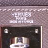 Bolso de mano Hermès Kelly 28 cm en cuero epsom marrón etoupe - Detail D4 thumbnail