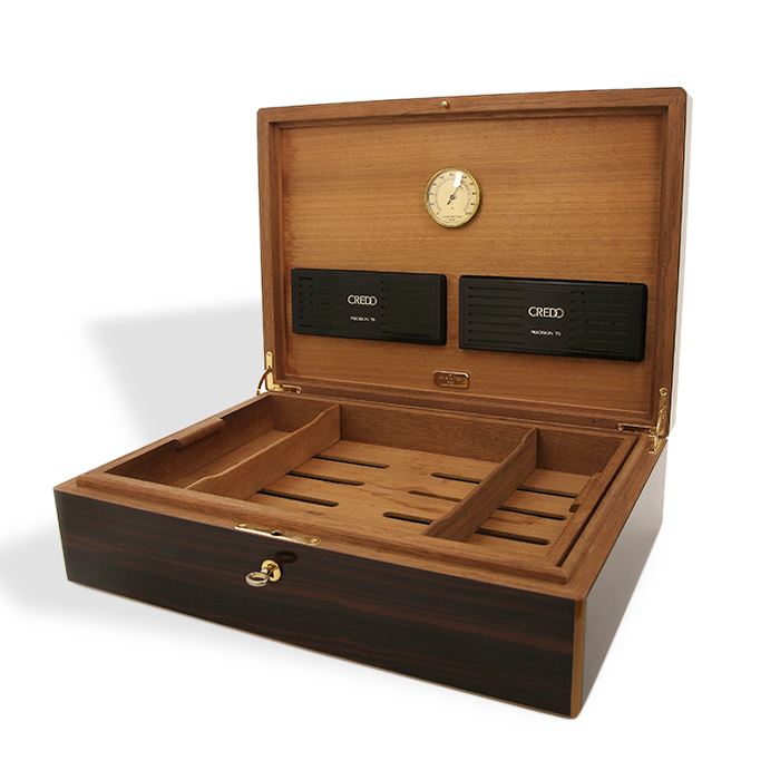 Louis Vuitton, cigar case, for 150 cigars, in mahogany wood, Macassar ebony veneer and pearwood inlay, from the 2010's - Detail D1