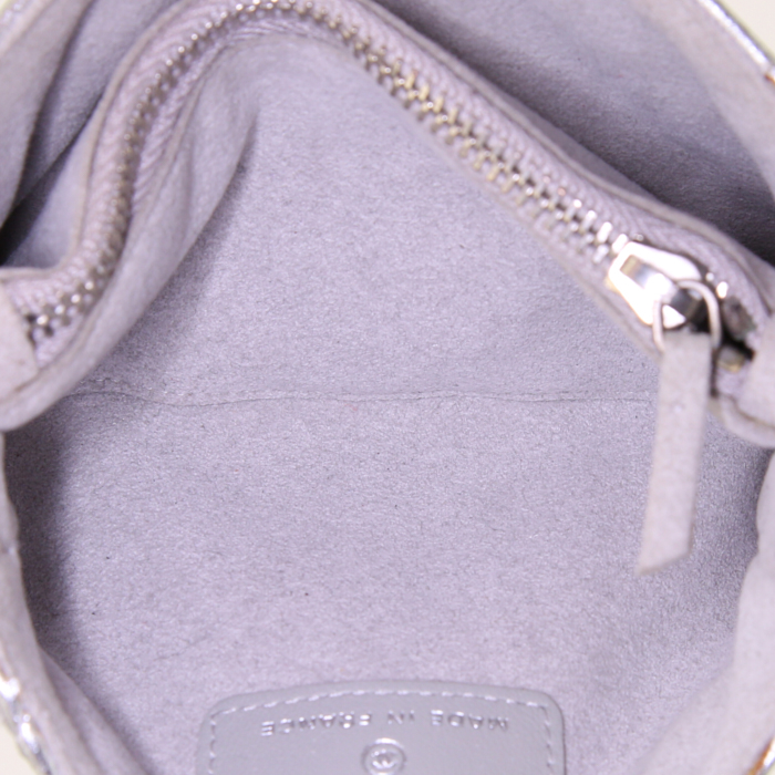 Chanel shoulder bag in silver quilted leather - Detail D2