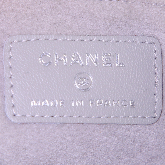 Bolso bandolera Chanel en cuero acolchado plateado - Detail D3