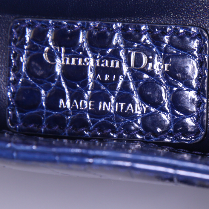 Sac à main Dior Mini Lady Dior en crocodile bleu-marine - Detail D4