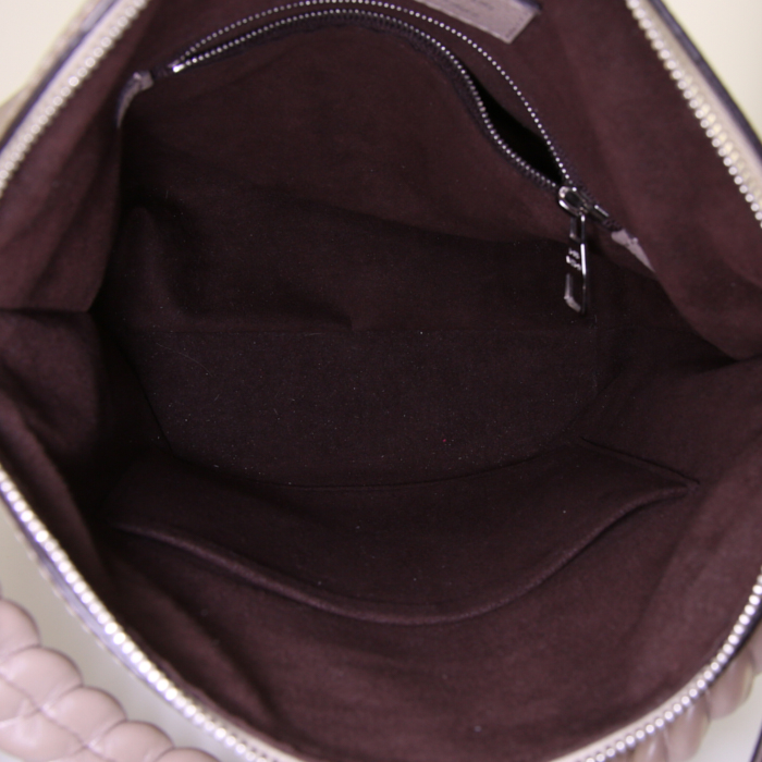 Bolso de mano Louis Vuitton Babylone en cuero mahina beige - Detail D3