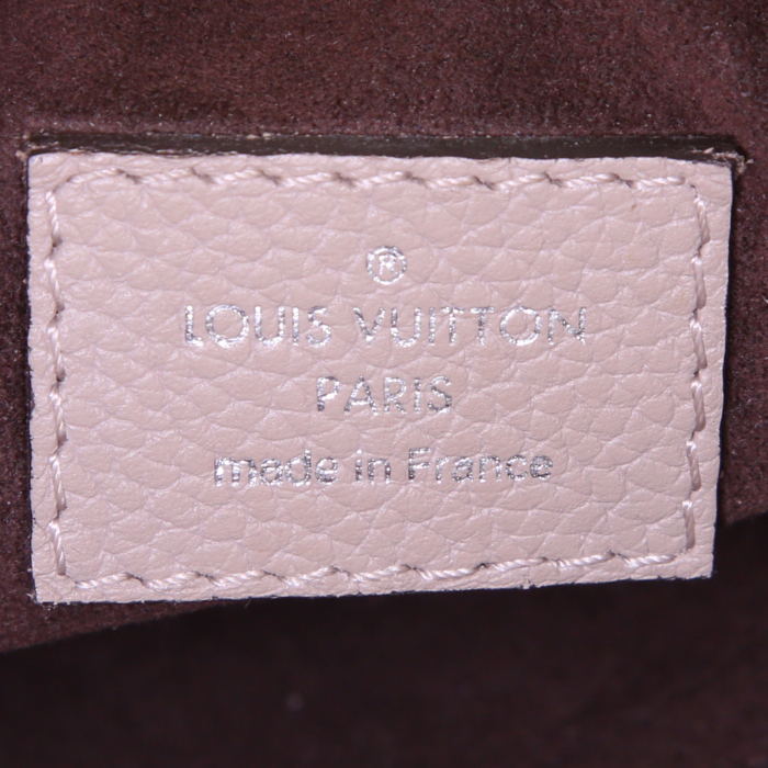 Louis Vuitton Babylone handbag in beige mahina leather - Detail D4