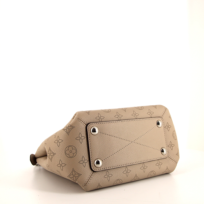 Sac à main Louis Vuitton Babylone en cuir Mahina beige - Detail D5