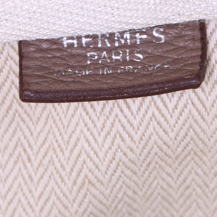 Hermes Victoria travel bag in etoupe togo leather - Detail D3