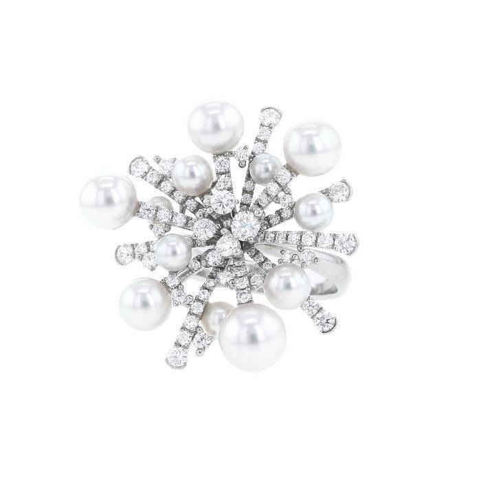 Anello Mikimoto A World of Creativity in oro bianco, perle coltivati di Akoya e diamanti