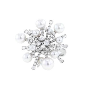Sortija Mikimoto A World of Creativity en oro blanco, perlas cultivadas de Akoya y diamantes