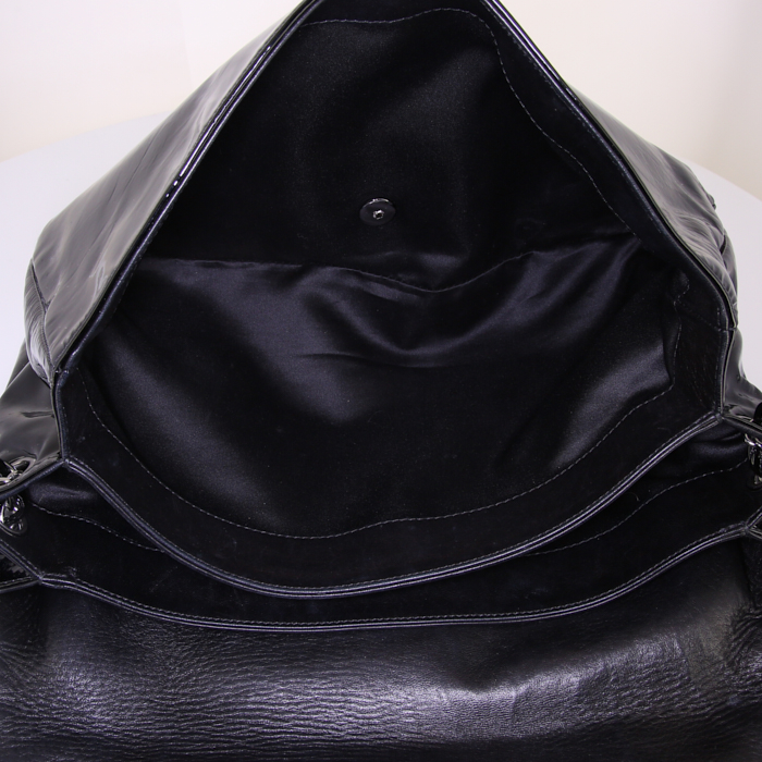 Chanel Timeless Maxi Jumbo handbag in black patent leather - Detail D3