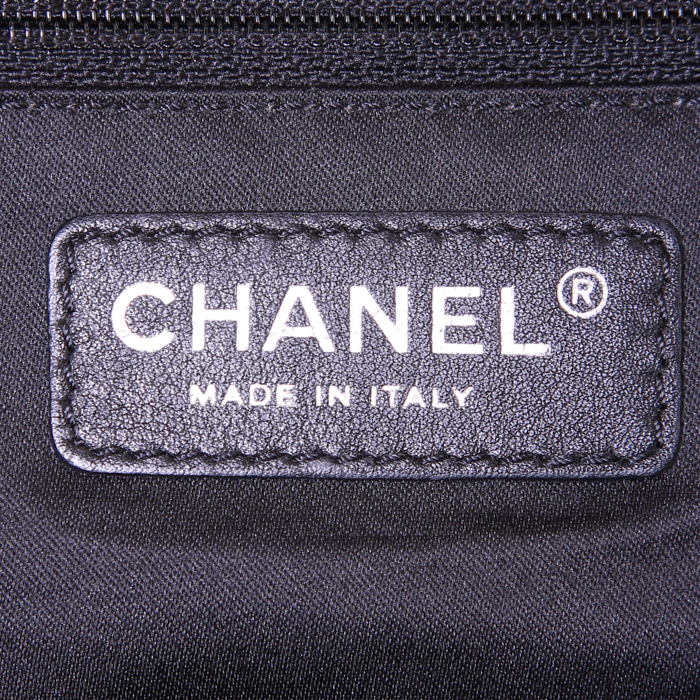Chanel Timeless Maxi Jumbo handbag in black patent leather - Detail D4